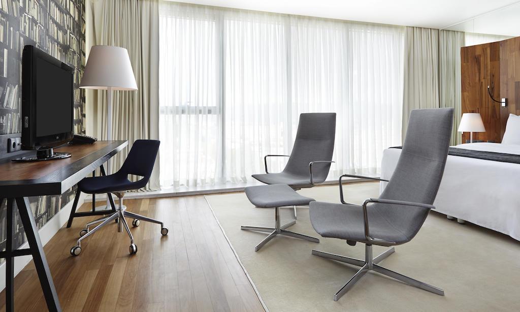 Holiday Inn - Tbilisi By Ihg Екстериор снимка