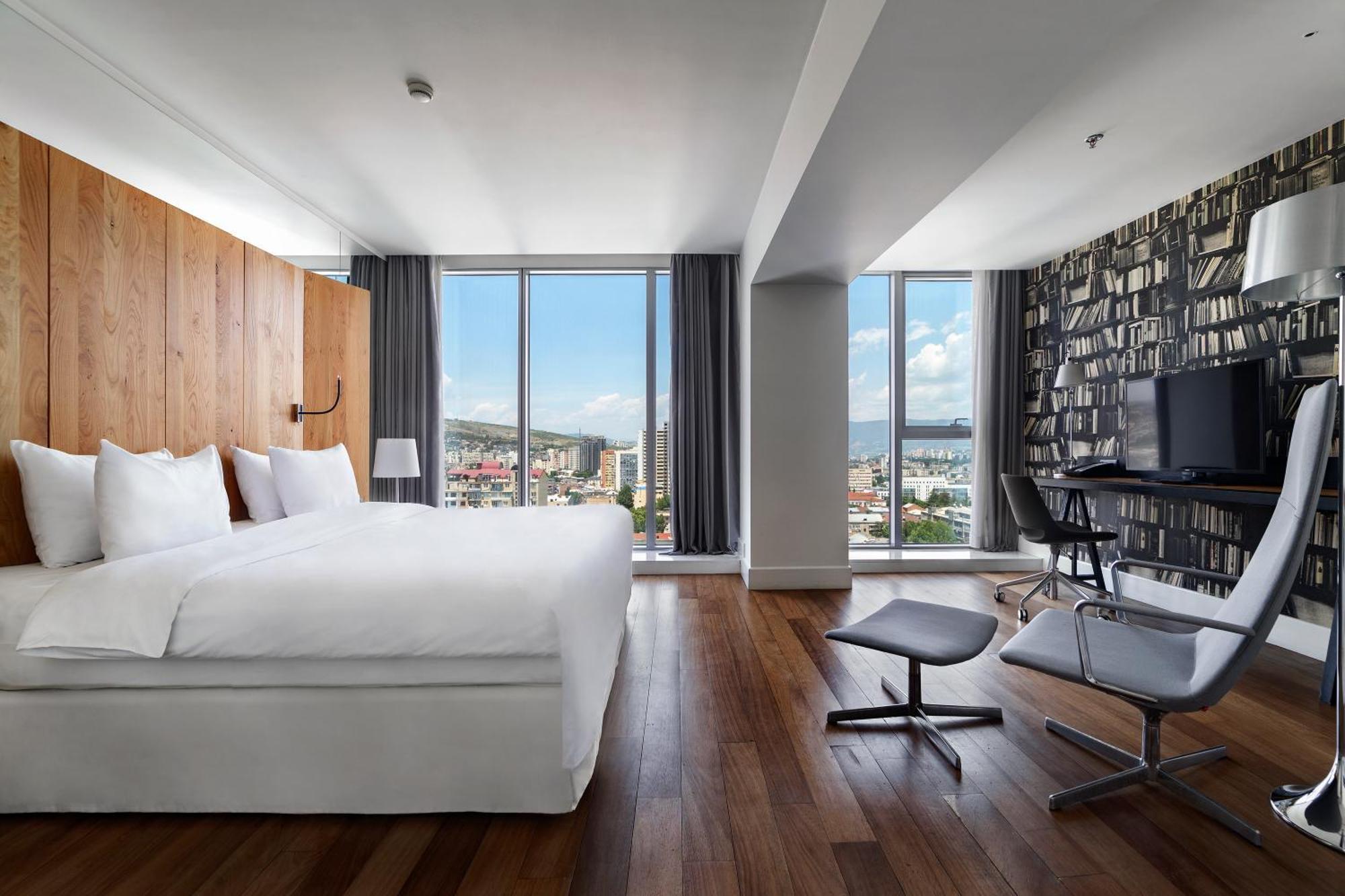 Holiday Inn - Tbilisi By Ihg Екстериор снимка