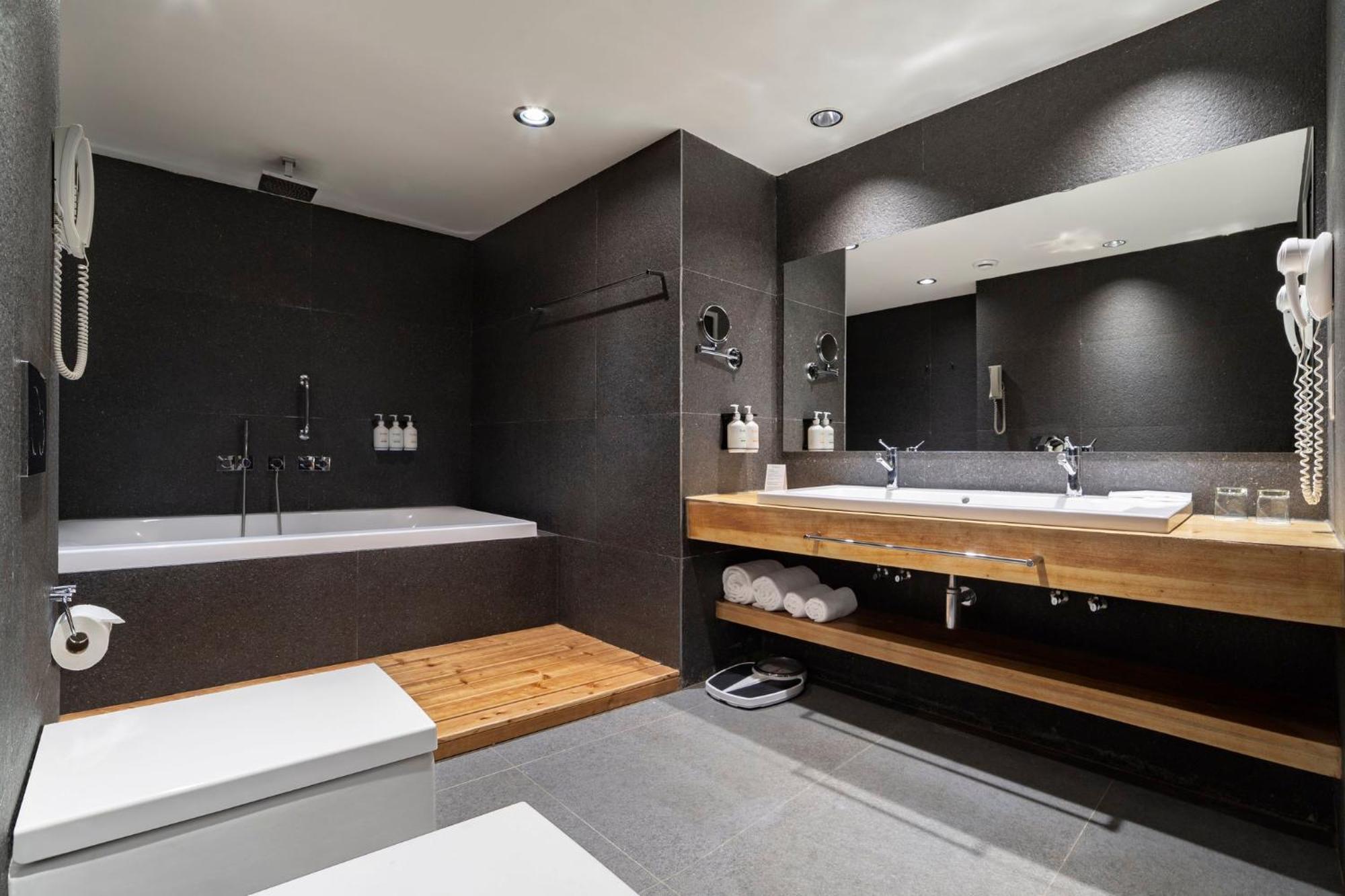 Holiday Inn - Tbilisi By Ihg Екстериор снимка